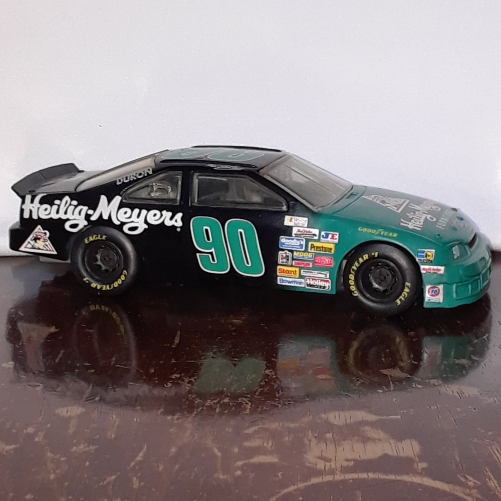 Mike Wallace #90 Heilig-Meyers 1995 Nascar Racing Champions 1:24 Scale Car